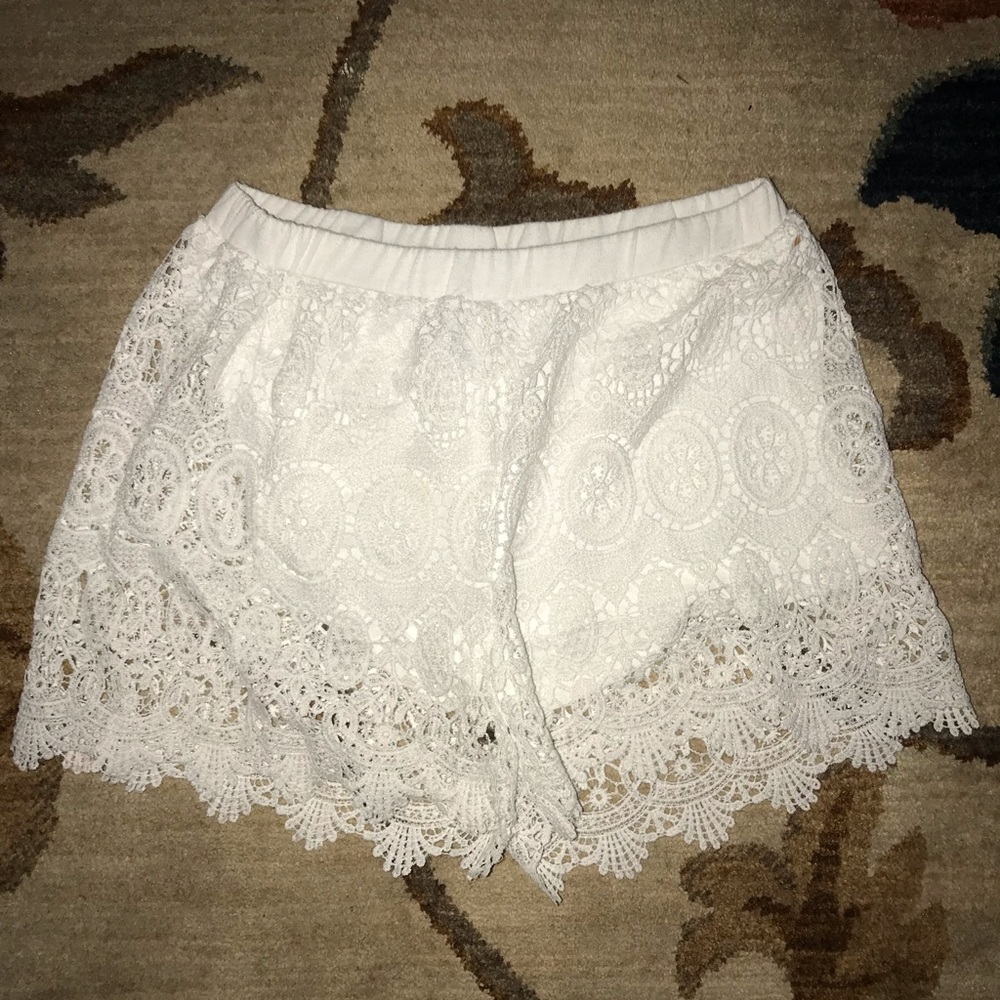 White Lace Shorts!🌺
